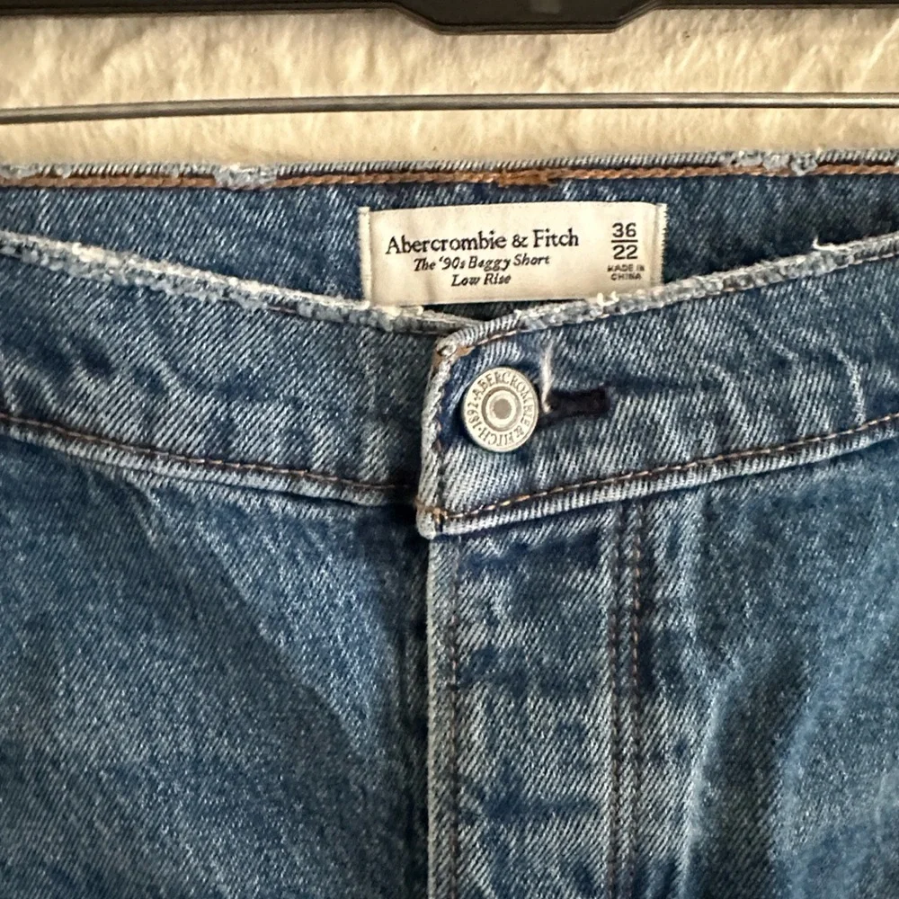 Abercrombie and Fitch the 90s Baggy Shorts Low Rise Medium Wash Denim 22